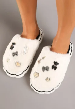 Białe Kapcie na Płaskiej Podeszwie z Metalicznymi Ozdobami Emmilaine
