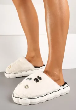 Białe Kapcie na Płaskiej Podeszwie z Metalicznymi Ozdobami Emmilaine