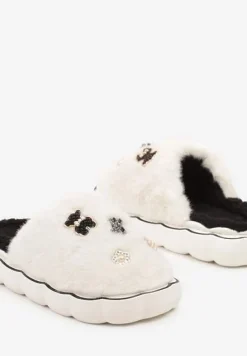 Białe Kapcie na Płaskiej Podeszwie z Metalicznymi Ozdobami Emmilaine