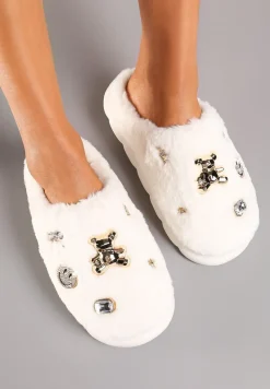 Białe Kapcie na Płaskiej Podeszwie z Metalicznymi Aplikacjami i Futerkiem Nirissa
