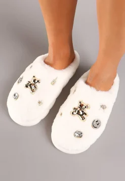 Białe Kapcie na Płaskiej Podeszwie z Metalicznymi Aplikacjami i Futerkiem Nirissa