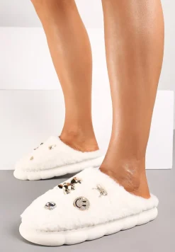 Białe Kapcie na Płaskiej Podeszwie z Metalicznymi Aplikacjami i Futerkiem Nirissa