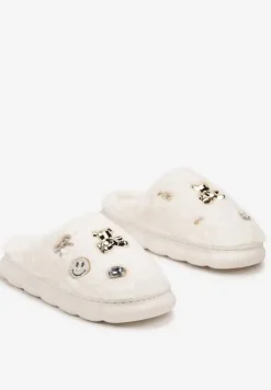 Białe Kapcie na Płaskiej Podeszwie z Metalicznymi Aplikacjami i Futerkiem Nirissa
