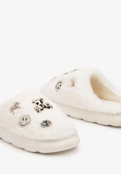 Białe Kapcie na Płaskiej Podeszwie z Metalicznymi Aplikacjami i Futerkiem Nirissa