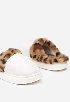 Białe Kapcie z Ekozamszu z Ozdobnym Futrem w Panterkowy Wzór Emmidra