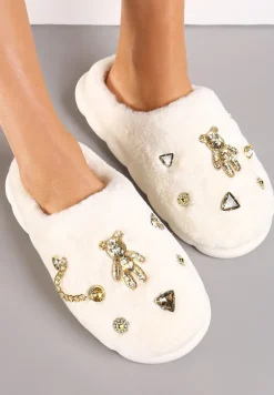 Białe Kapcie z Futerka na Grubej Podeszwie z Naszywkami i Łańcuszkami Wyrinia