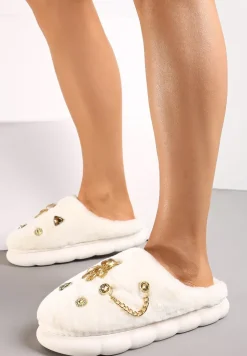 Białe Kapcie z Futerka na Grubej Podeszwie z Naszywkami i Łańcuszkami Wyrinia