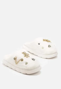 Białe Kapcie z Futerka na Grubej Podeszwie z Naszywkami i Łańcuszkami Wyrinia