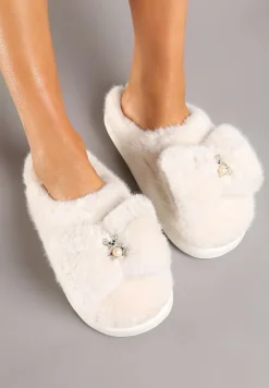 Białe Kapcie z Futerka Ozdobione Kokardką i Biżuteryjnymi Misiem Mesida