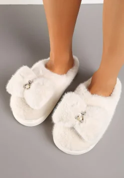 Białe Kapcie z Futerka Ozdobione Kokardką i Biżuteryjnymi Misiem Mesida