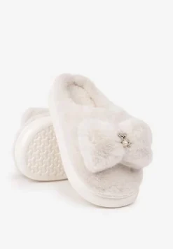 Białe Kapcie z Futerka Ozdobione Kokardką i Biżuteryjnymi Misiem Mesida