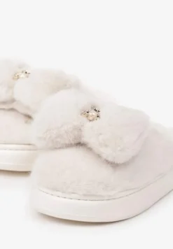 Białe Kapcie z Futerka Ozdobione Kokardką i Biżuteryjnymi Misiem Mesida