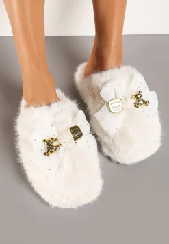 Białe Kapcie z Futerkiem Zdobione Kokardą z Metalowymi Aplikacjami Filora