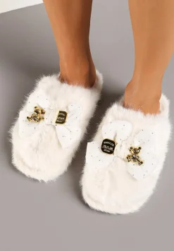 Białe Kapcie z Futerkiem Zdobione Kokardą z Metalowymi Aplikacjami Filora