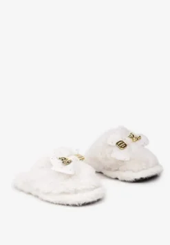 Białe Kapcie z Futerkiem Zdobione Kokardą z Metalowymi Aplikacjami Filora