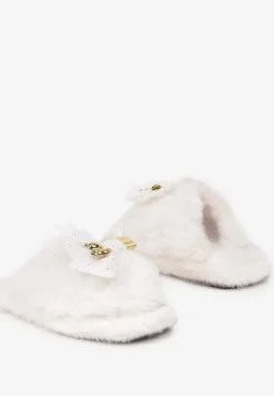 Białe Kapcie z Futerkiem Zdobione Kokardą z Metalowymi Aplikacjami Filora