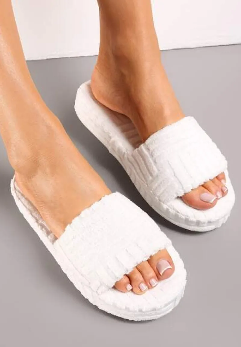 Białe Kapcie z Tłoczeniem na Grubej Podeszwie Willatta