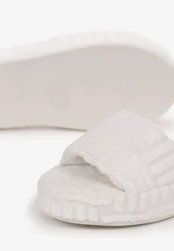 Białe Kapcie z Tłoczeniem na Grubej Podeszwie Willatta