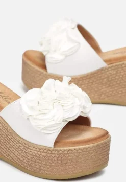 Białe Klapki na Koturnie ze Sznurkiem i Szerokim Paskiem z Aplikacją z Kwiatków Adavana