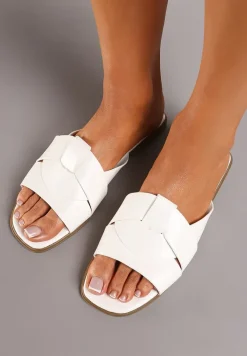Białe Klapki na Płaskiej Podeszwie z Ozdobnymi Paskami i Kwadratowym Noskiem Lunivia