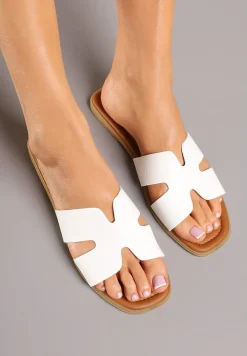 Białe Klapki na Płaskiej Podeszwie w Klasycznym Stylu z Wycięciami Filinda