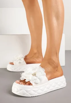 Białe Klapki na Platformie z Pikowaniem i Kwiatową Aplikacją 3D Sananira