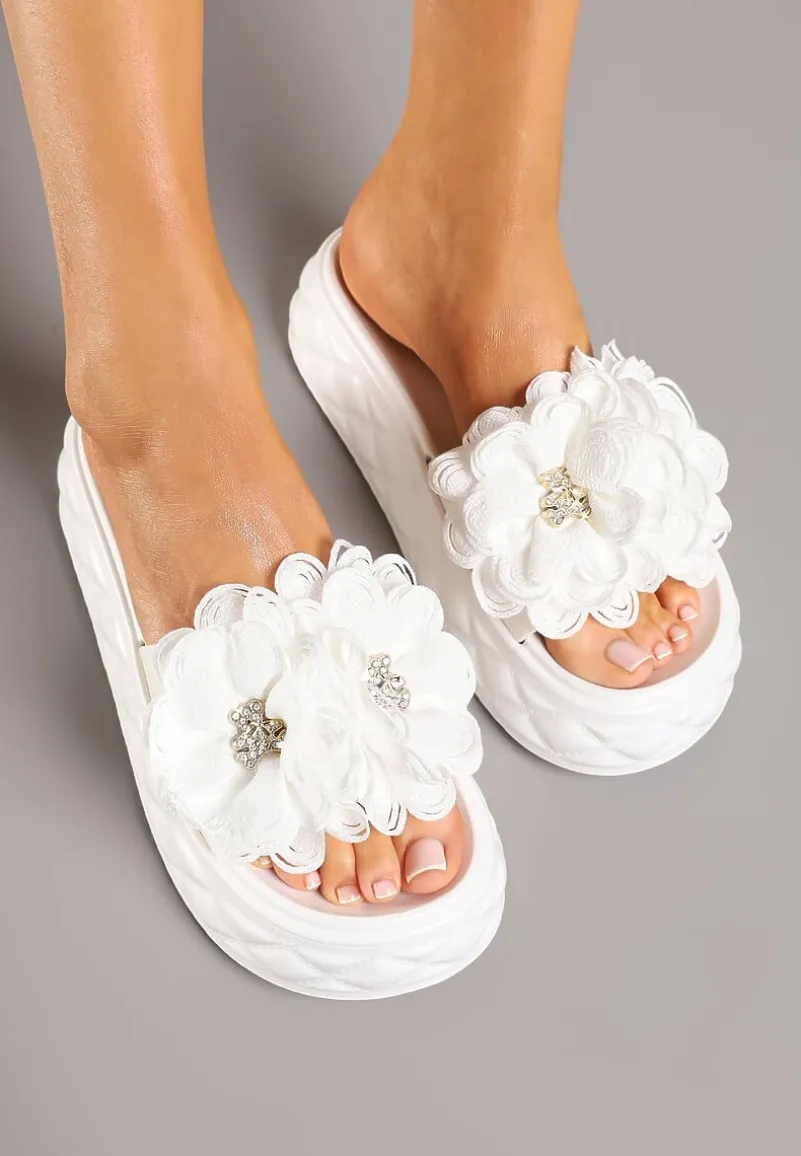 Białe Klapki na Platformie z Pikowaniem i Kwiatową Aplikacją 3D Sananira