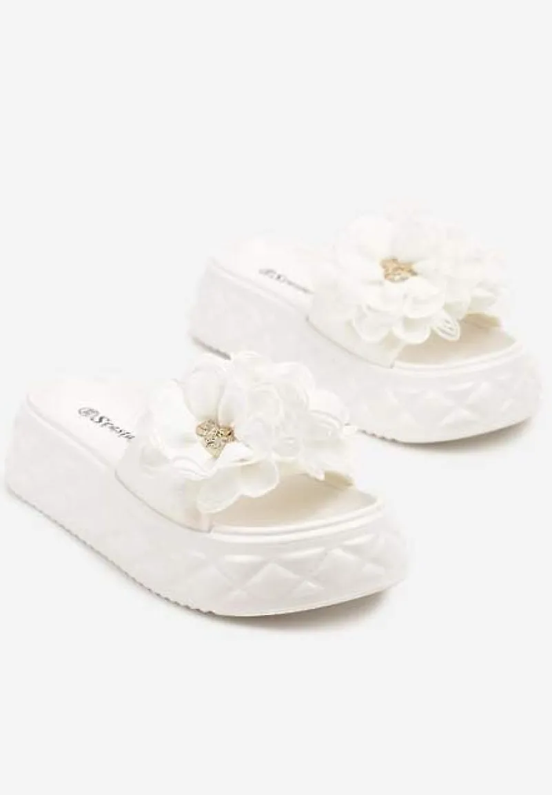 Białe Klapki na Platformie z Pikowaniem i Kwiatową Aplikacją 3D Sananira