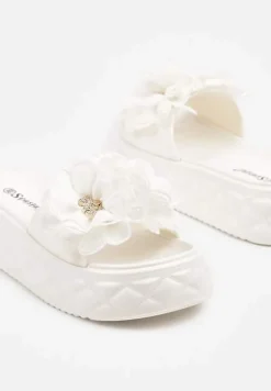 Białe Klapki na Platformie z Pikowaniem i Kwiatową Aplikacją 3D Sananira