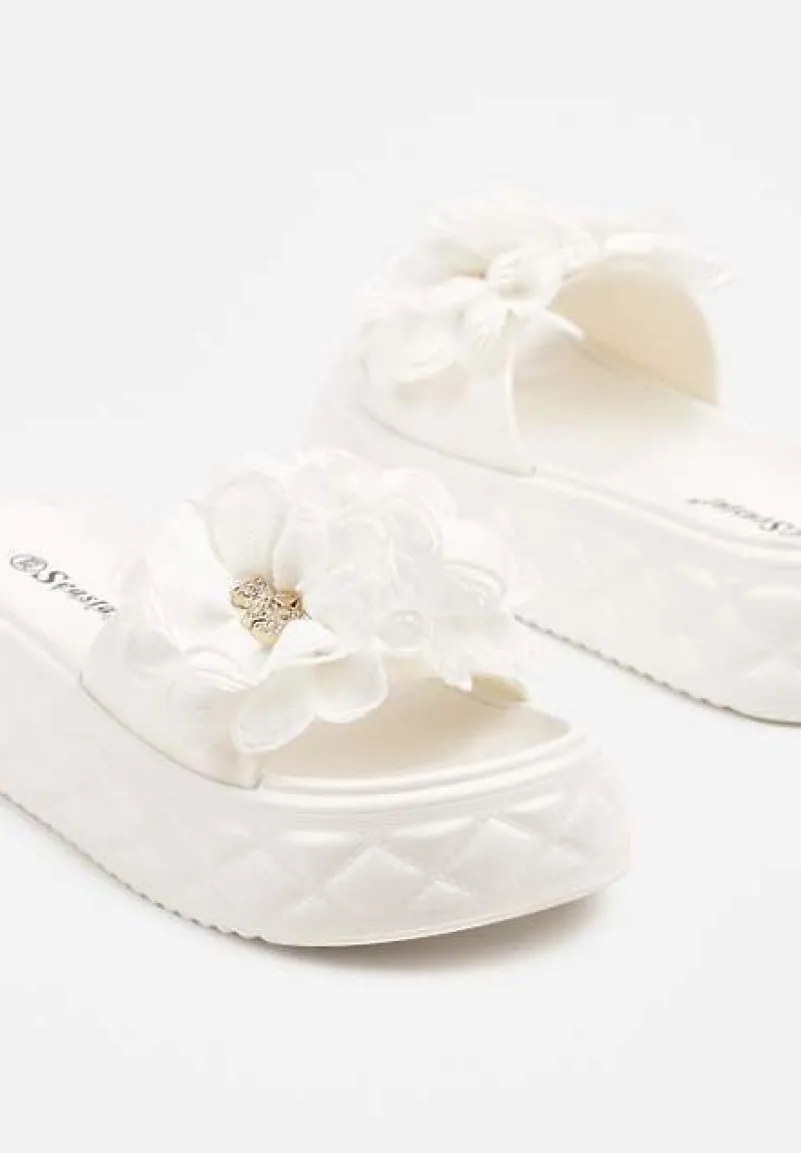 Białe Klapki na Platformie z Pikowaniem i Kwiatową Aplikacją 3D Sananira
