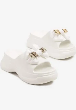 Białe Klapki na Platformie z Kokardką i Metalicznymi Aplikacjami Telanis