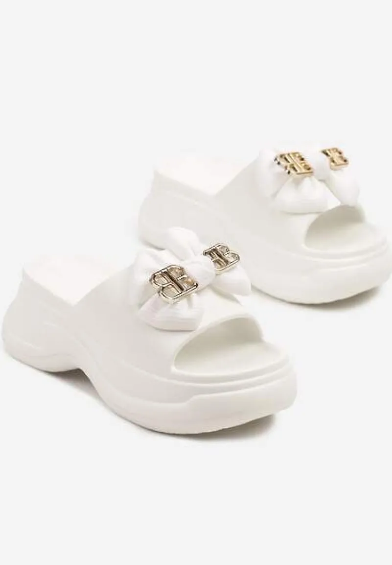Białe Klapki na Platformie z Kokardką i Metalicznymi Aplikacjami Telanis