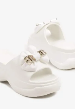 Białe Klapki na Platformie z Kokardką i Metalicznymi Aplikacjami Telanis