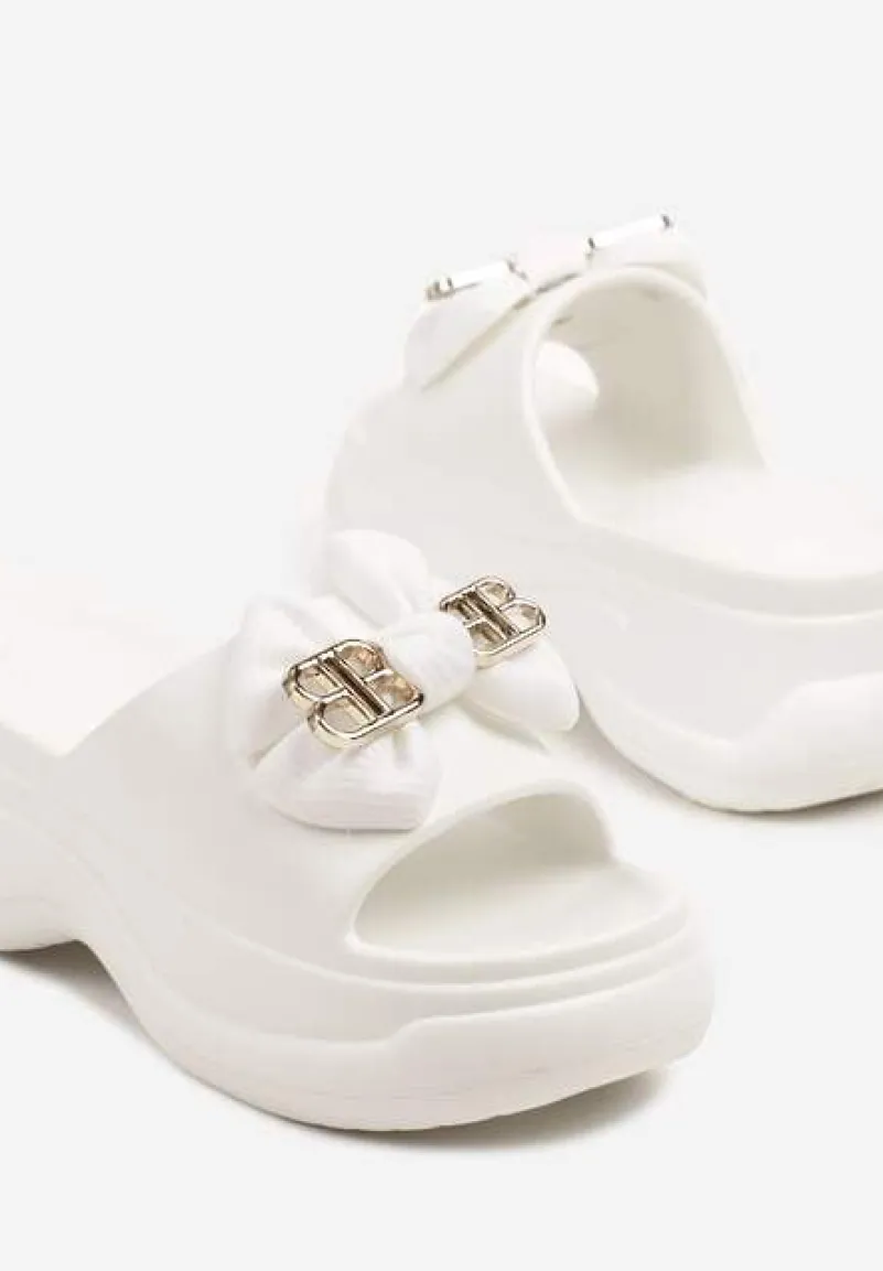Białe Klapki na Platformie z Kokardką i Metalicznymi Aplikacjami Telanis