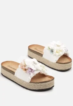 Białe Klapki na Plecionej Podeszwie z Ozdobną Aplikacją z Kwiatami Janilora