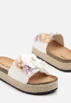 Białe Klapki na Plecionej Podeszwie z Ozdobną Aplikacją z Kwiatami Janilora