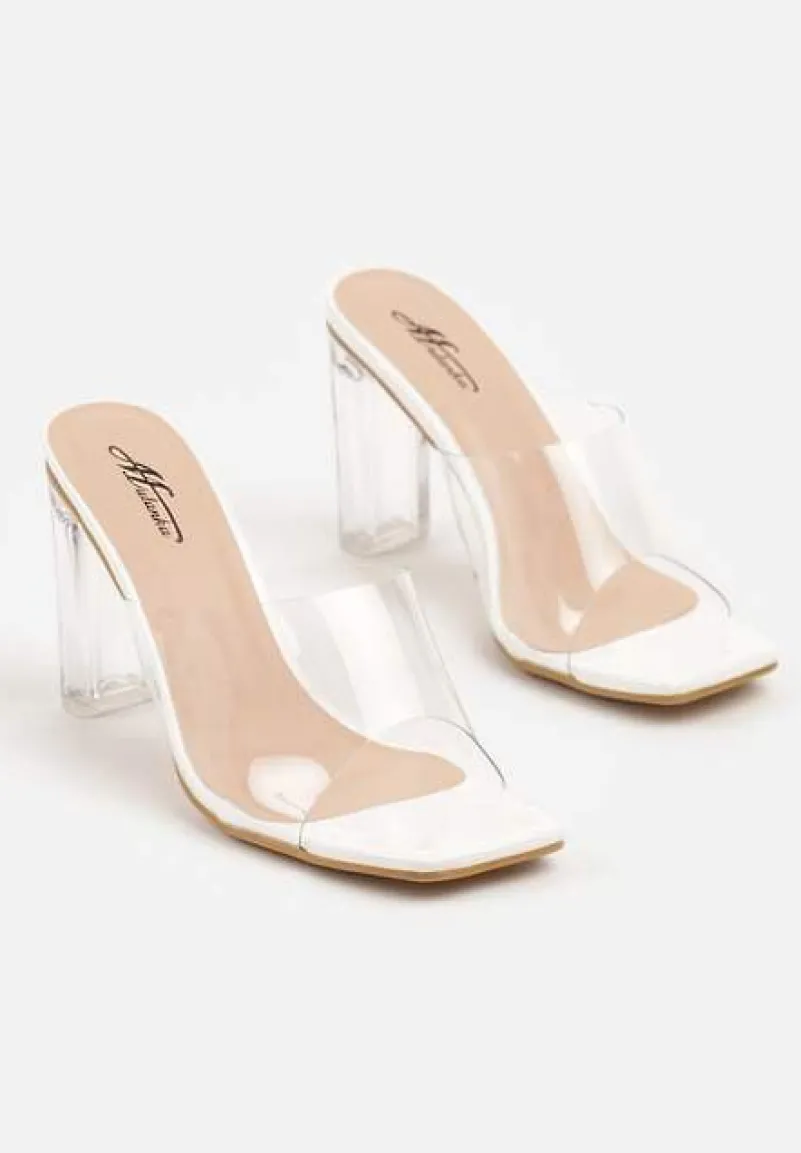 Białe Klapki na Przezroczystym Słupku Ozdobione Kwadratowym Noskiem Santhera