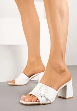 Białe Klapki na Słupku Ozdobione Klamrą Sepaviae