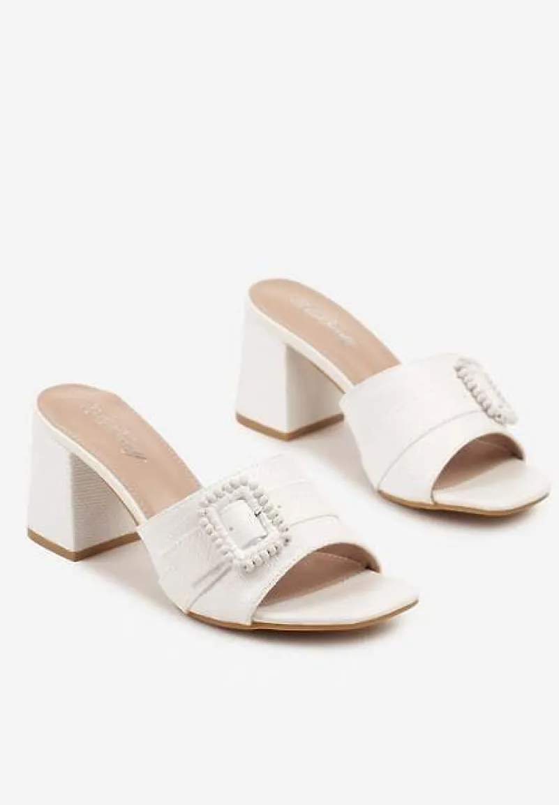 Białe Klapki na Słupku Ozdobione Klamrą Sepaviae