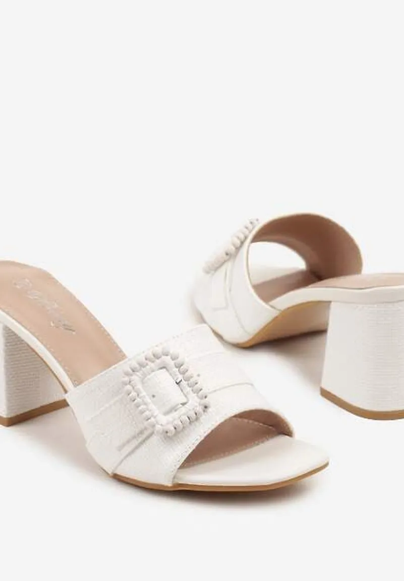 Białe Klapki na Słupku Ozdobione Klamrą Sepaviae