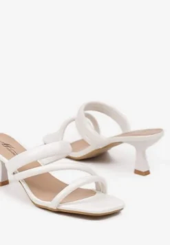 Białe Klapki na Szpilce Kaczuszce z Ozdobnymi Paskami Neolaris