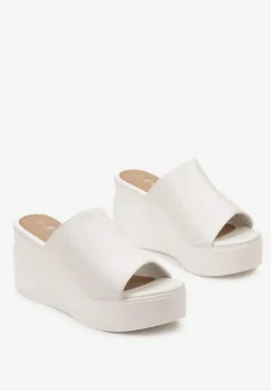 Białe Klapki na Wysokim Koturnie i Platformie z Szerokim Paskiem Mabrey