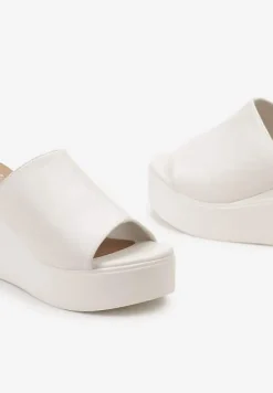 Białe Klapki na Wysokim Koturnie i Platformie z Szerokim Paskiem Mabrey