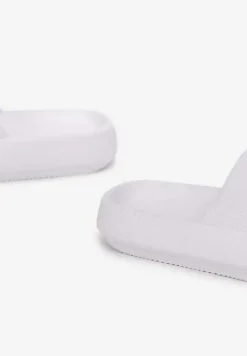 Białe Klapki Oreithano