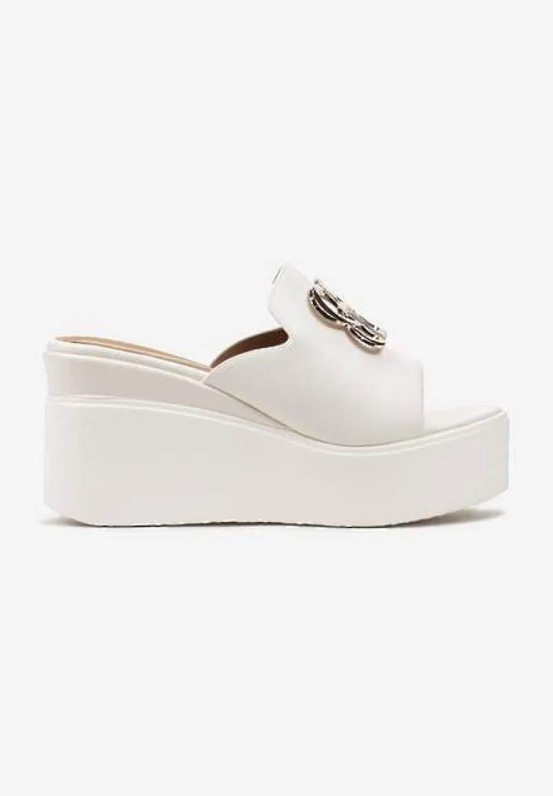 Białe Klapki Ozdobione Złotą Klamrą na Platformie i Koturnie Neonbia