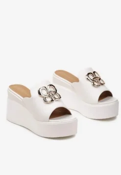 Białe Klapki Ozdobione Złotą Klamrą na Platformie i Koturnie Neonbia