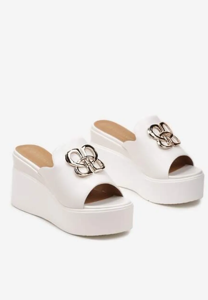 Białe Klapki Ozdobione Złotą Klamrą na Platformie i Koturnie Neonbia