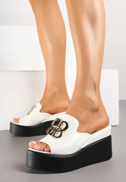 Białe Klapki Vices na Koturnie Zdobione Geometryczną Aplikacją Obeliae