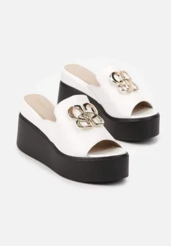 Białe Klapki Vices na Koturnie Zdobione Geometryczną Aplikacją Obeliae