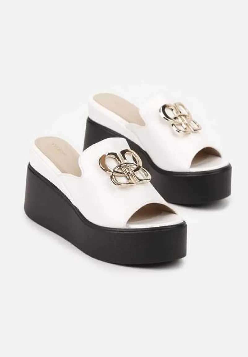 Białe Klapki Vices na Koturnie Zdobione Geometryczną Aplikacją Obeliae